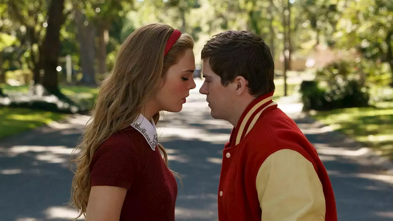 Elle Fanning on That 'Glee' Moment in 'Girl From Plainville' Episode 4