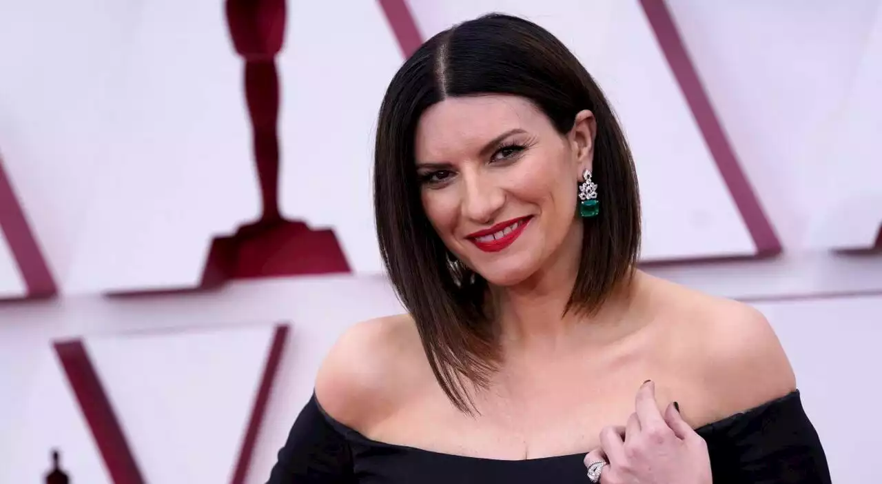 “Laura Pausini, piacere di conoscerti”: esce il nuovo docufilm su Prime Video. «A Sanremo chiedevo gli autografi ai big»