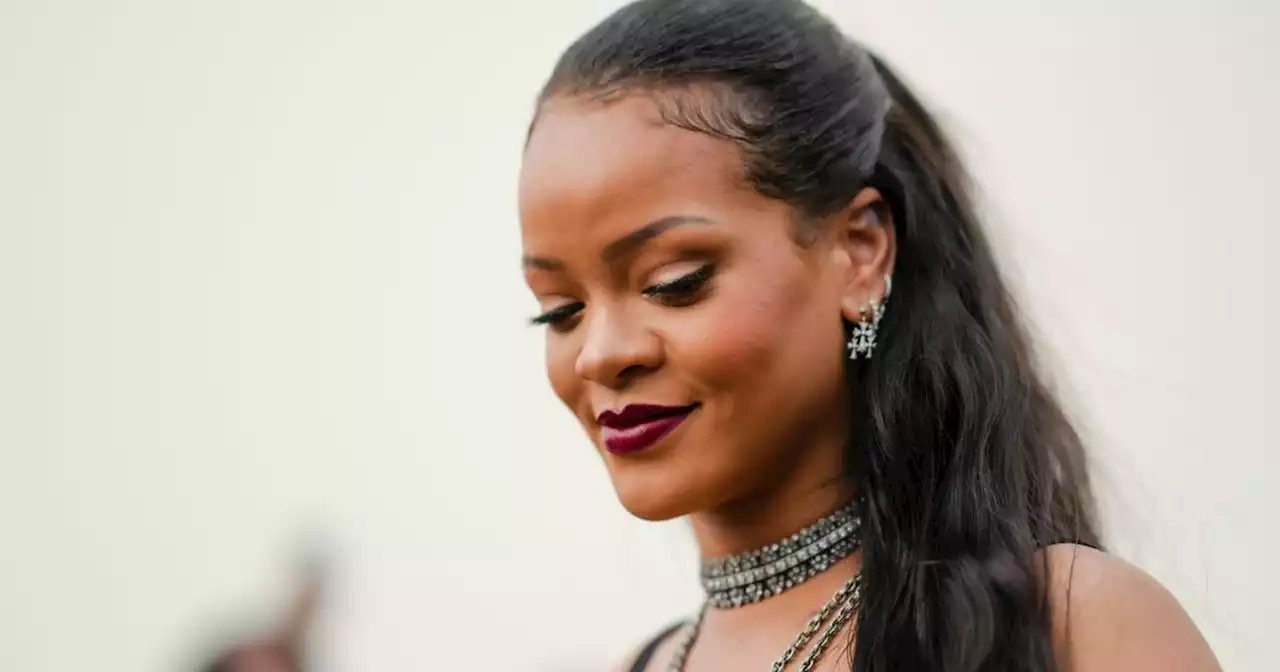 En minirobe à plumes, la dernière et divine apparition de Rihanna enceinte