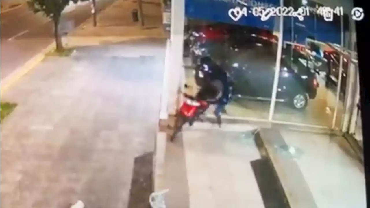 En 20 segundos, un ladrón rompió la vidriera de una concesionaria y robó una moto