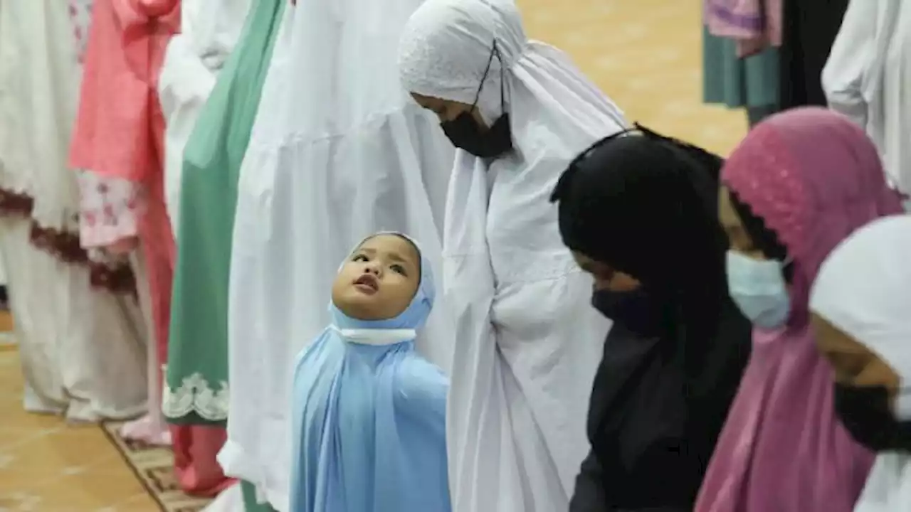 Gaya Menggemaskan Anak-anak saat Ikut Salat Tarawih