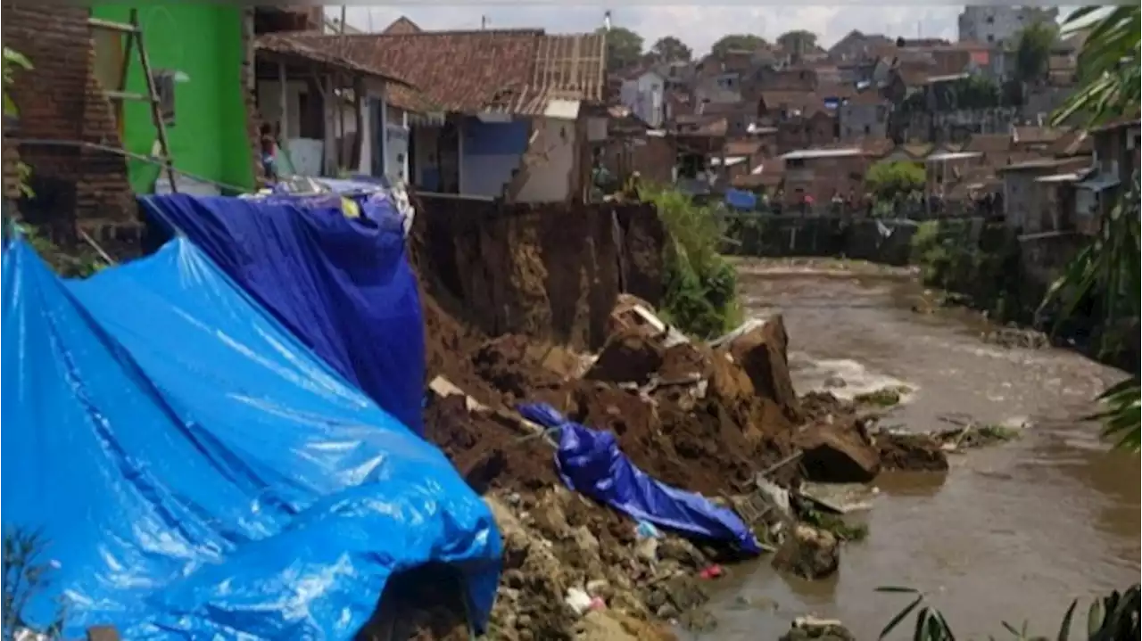 Enam Rumah di Malang Roboh Diduga Terkikis Air Sungai