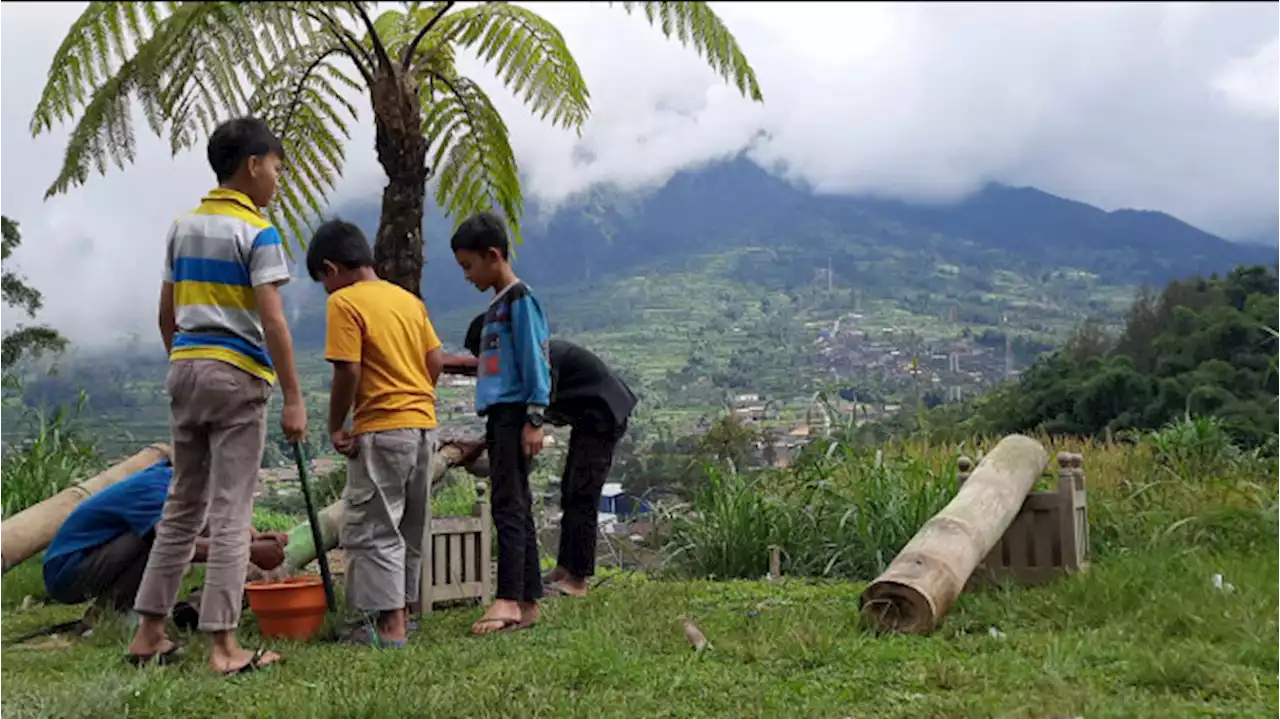 Ngabuburit, Anak-Anak Lereng Gunung Merbabu Main Meriam Bambu