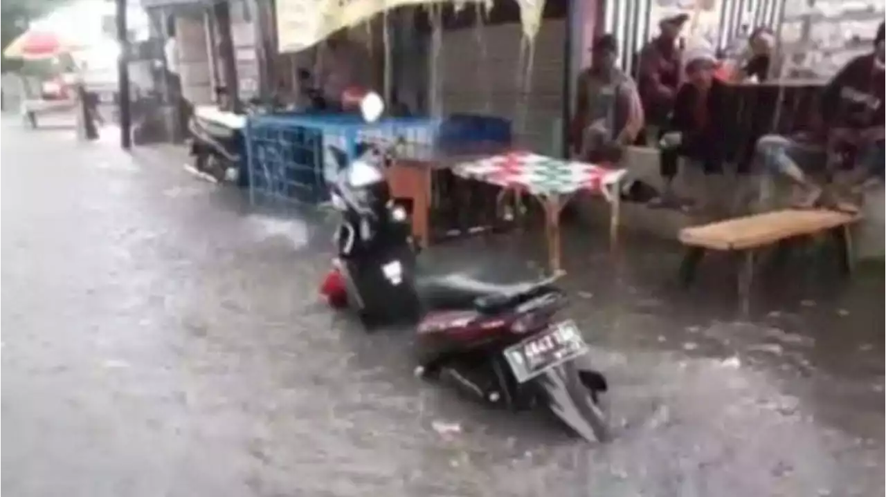 Banjir 1 Meter Landa Duren Sawit, Warga Mengeluh