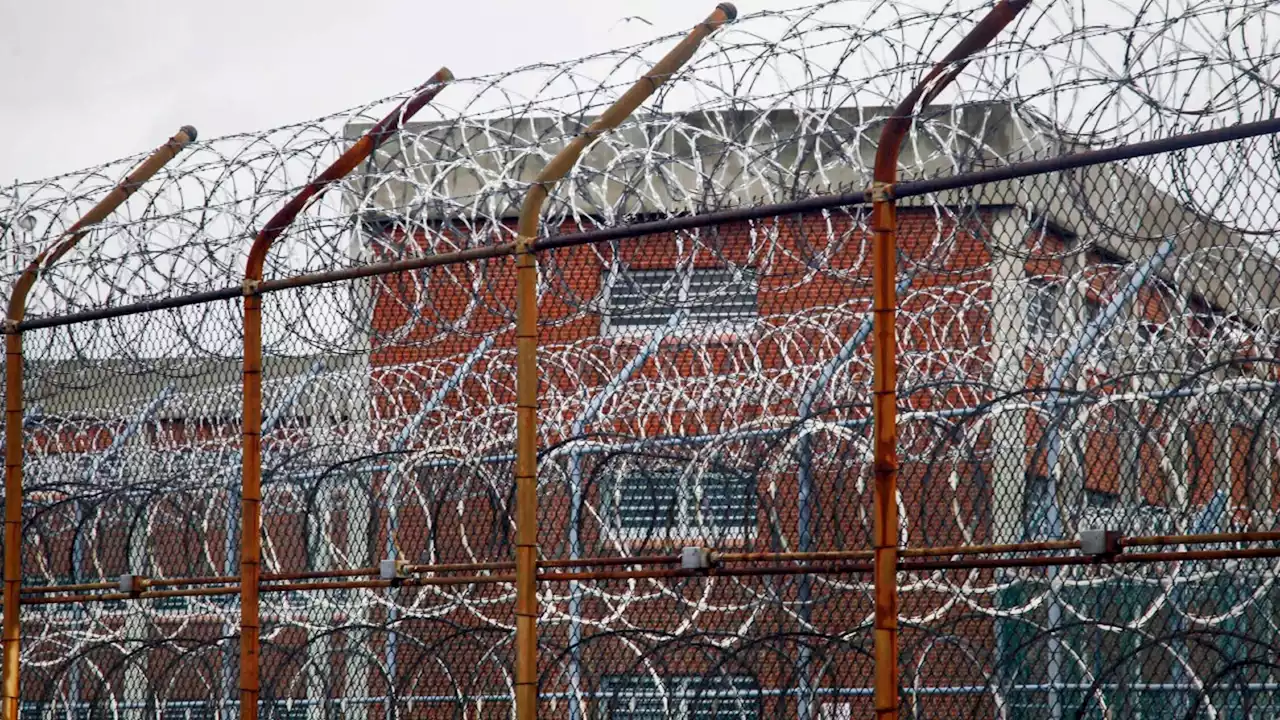 2 Rikers Island guards among 6 charged in jail smuggling schemes