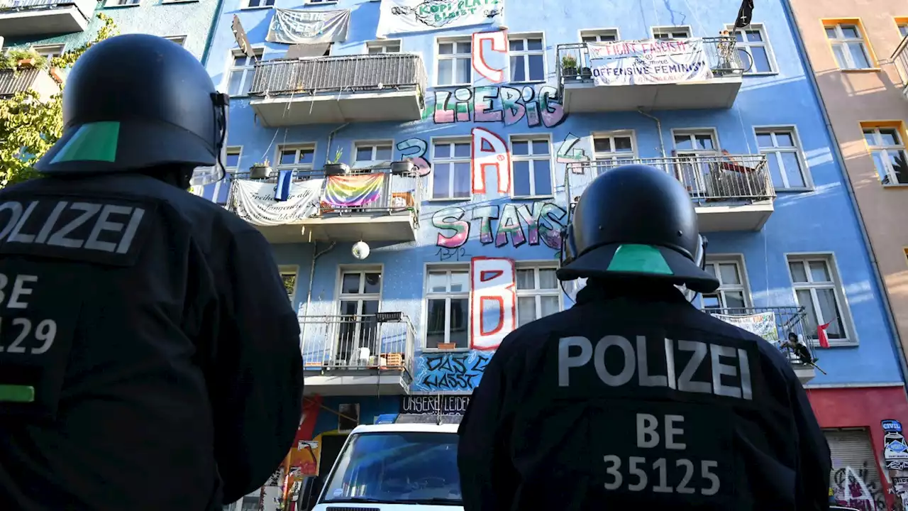 Polizeiauto in Rigaer Straße mit Steinen beworfen