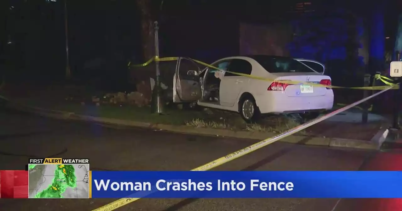 27-year-old woman dies after losing control of car, crashing into fence on Near West Side