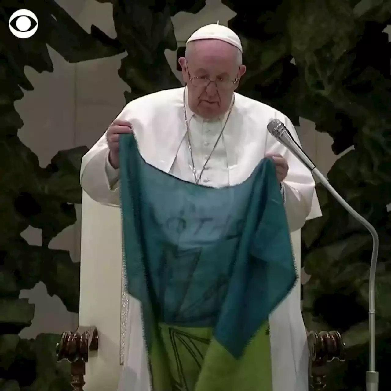 Pope Francis kisses a Ukrainian flag and denounces the 'massacre in Bucha'