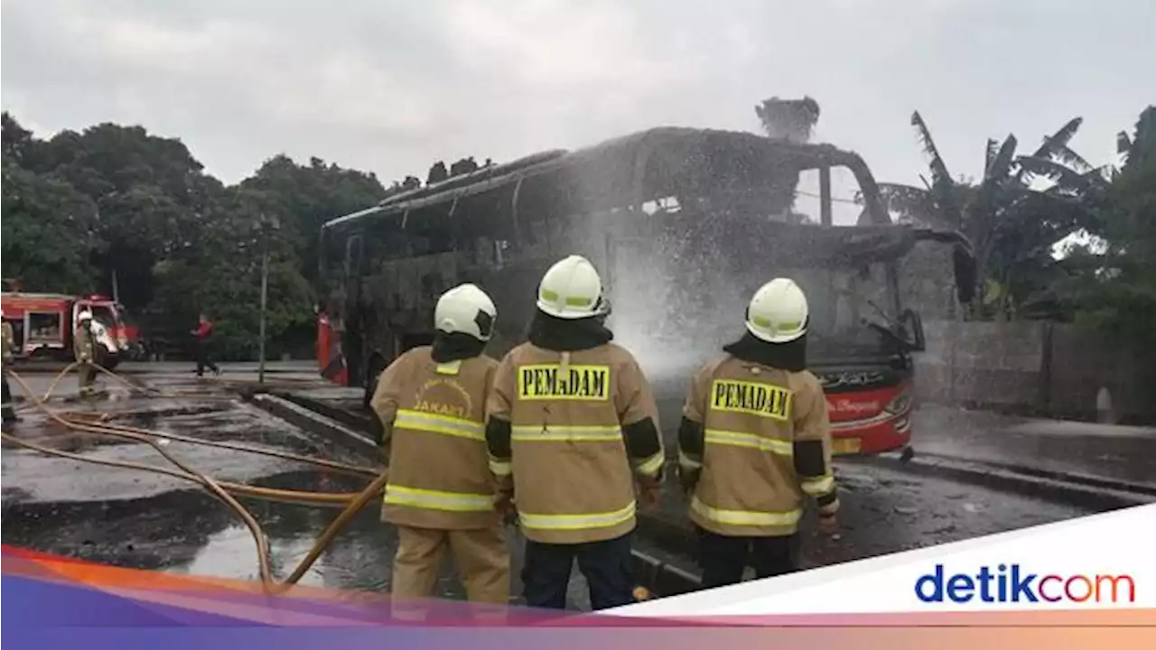 Bus PO Haryanto Terbakar saat Diparkir di Terminal Pulogadung Jaktim