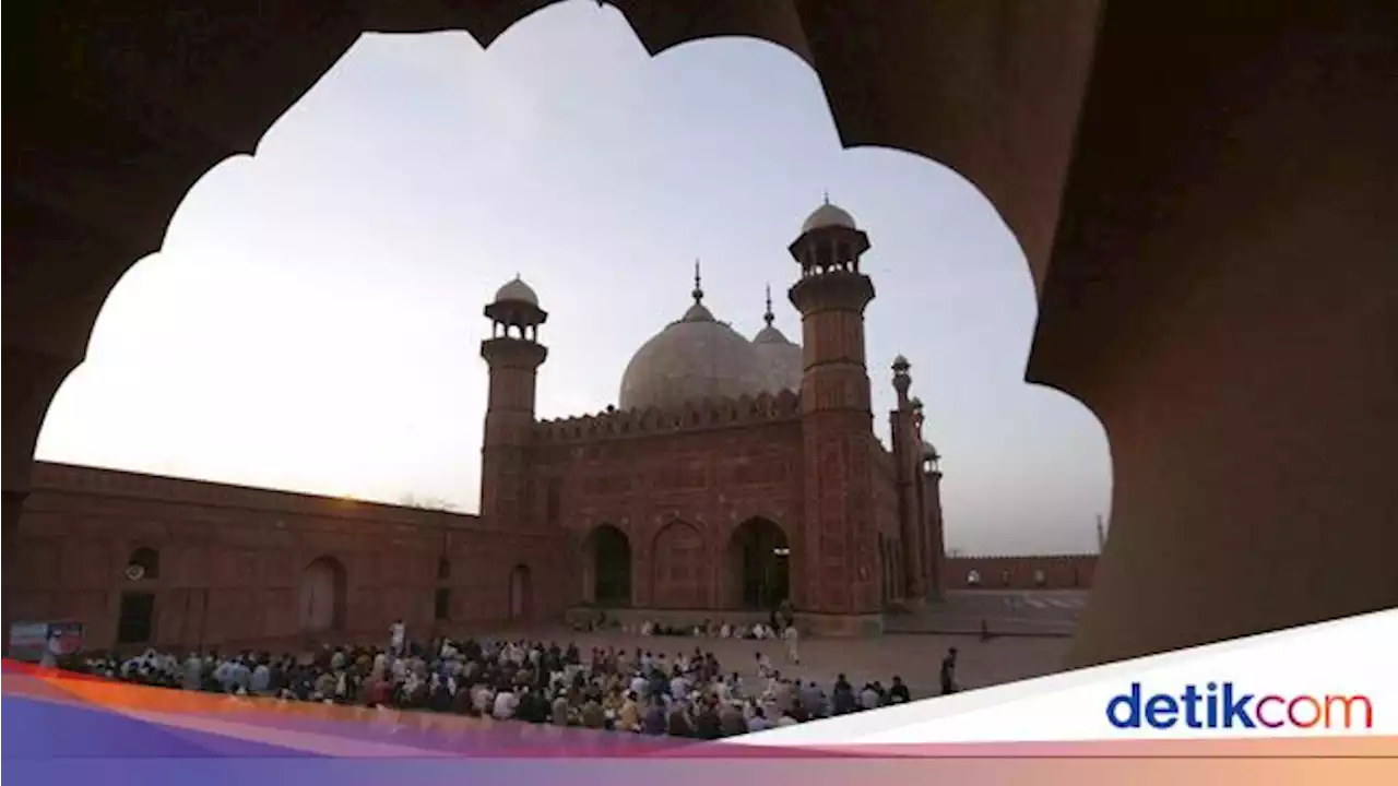 Keindahan Masjid Tua di Lahore, Makin Lengkap Saat Buka Puasa Bersama