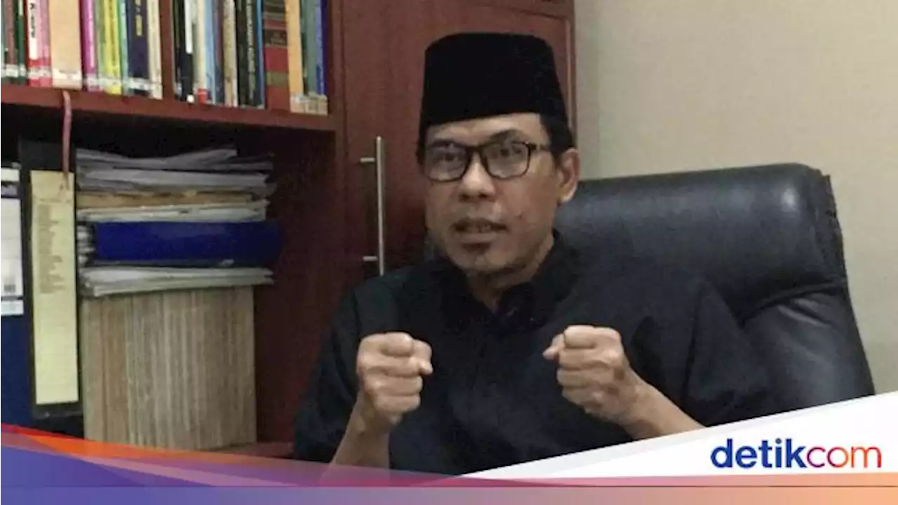 Munarman dalam 3 Bingkai: Emosi, Tawa di Tuntutan dan Santai Divonis Bui