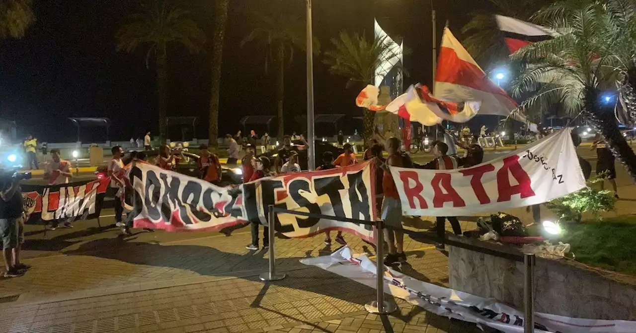 El aguante de los hinchas a River en Lima