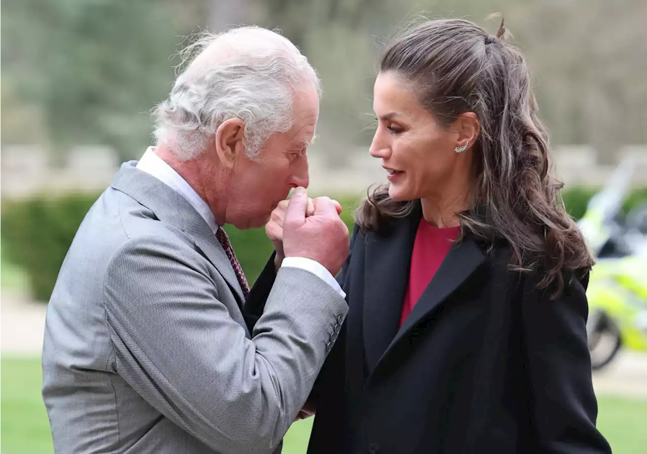 Letizia di Spagna a Londra, che baciamano dal principe Carlo! - iO Donna