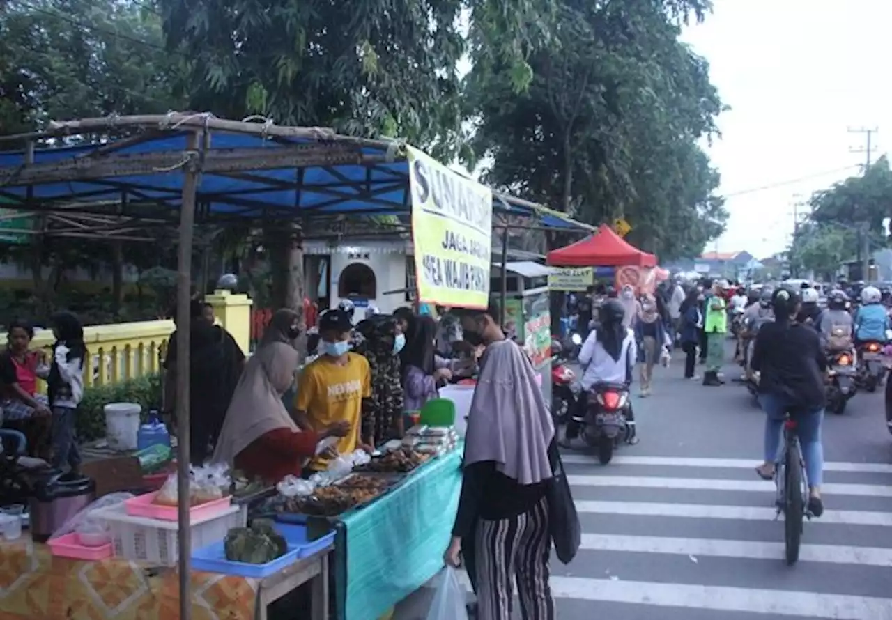 Transaksi Takjil di Mojoroto Tak Surut meski Cuaca Mendung Gerimis