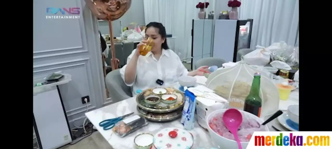 Foto : Nagita Slavina Buka Puasa Sendiri, Beli Makanan Banyak Banget Kayak Mau Hajatan | merdeka.com