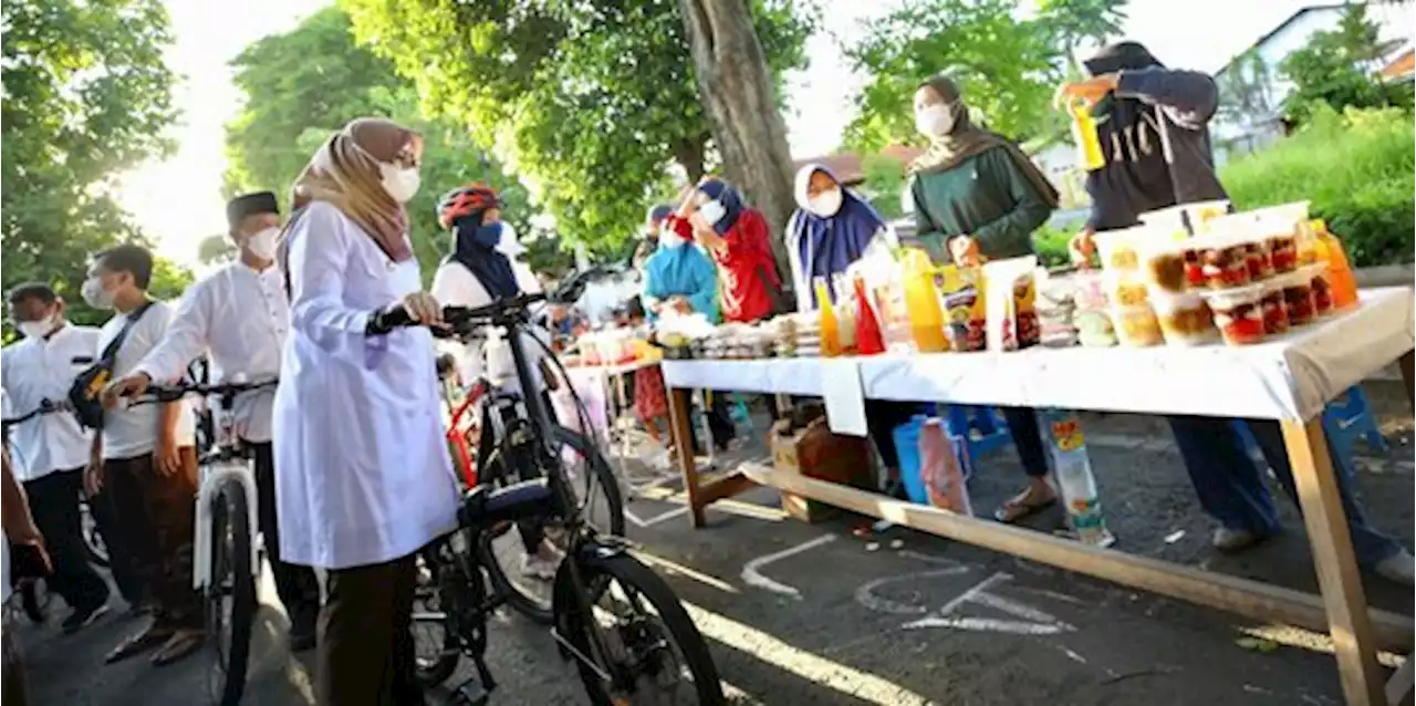 Keliling Pasar Takjil, Bupati Banyuwangi Borong dan Bagikan ke Warga | merdeka.com