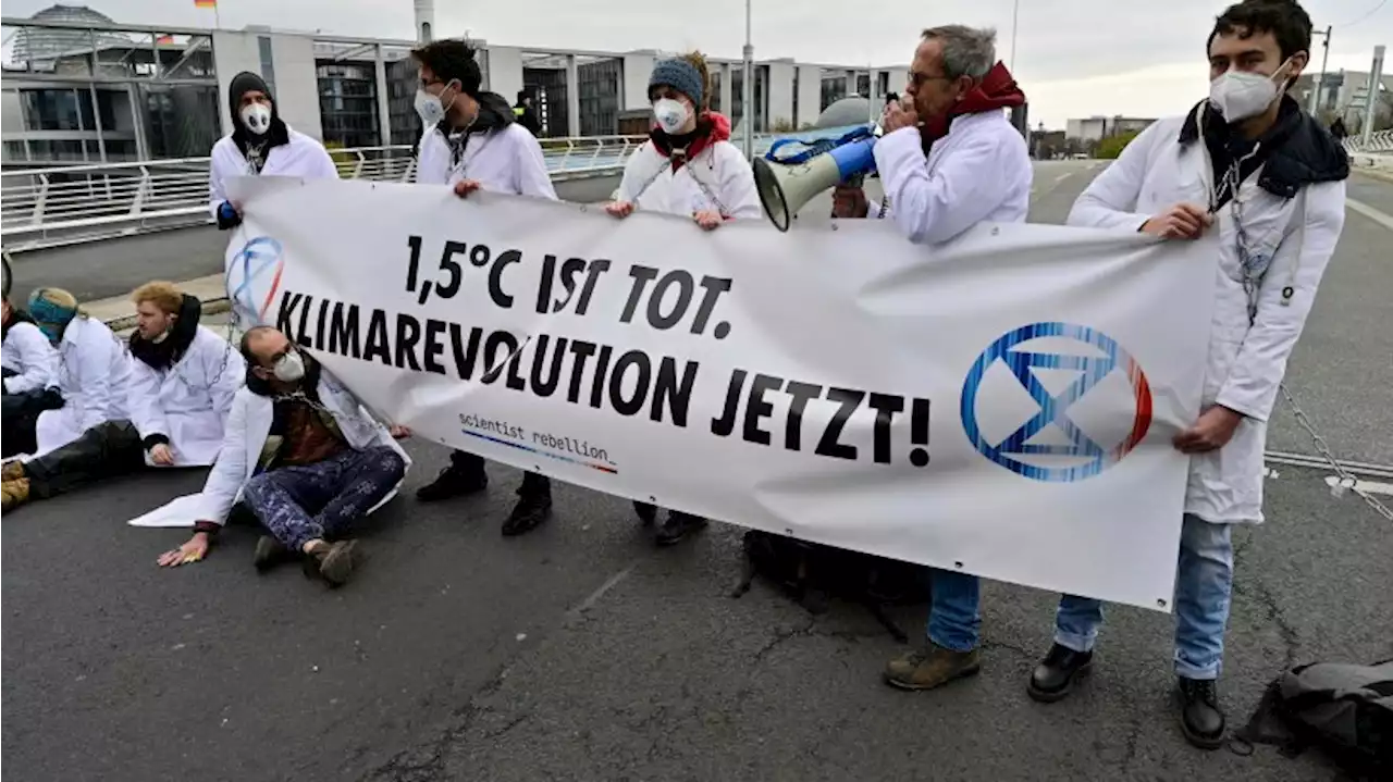 Klimaschützer blockieren Brücke am Reichstag