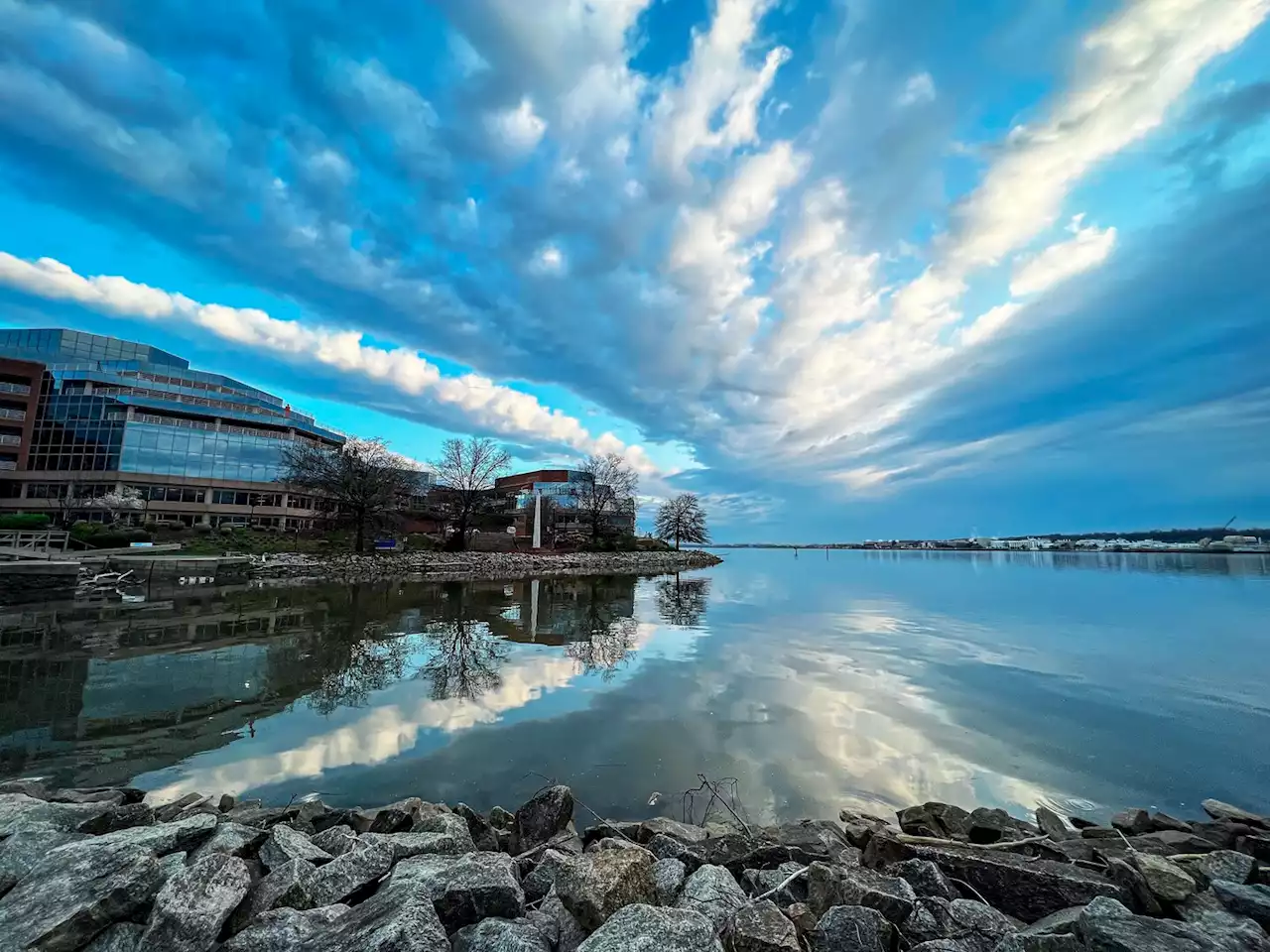 D.C.-area forecast: Showers this morning before a dry afternoon; more rain tomorrow