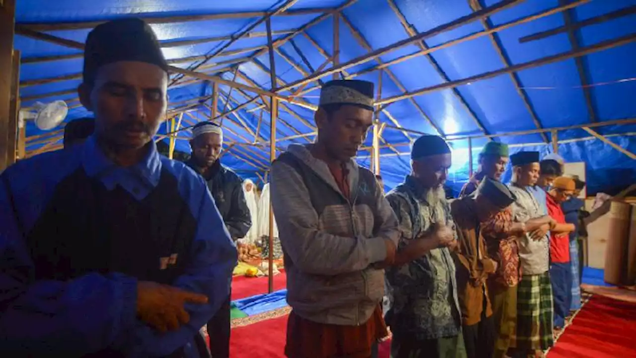 Warga Korban Gempa Pasaman Salat Tarawih di Tenda Darurat