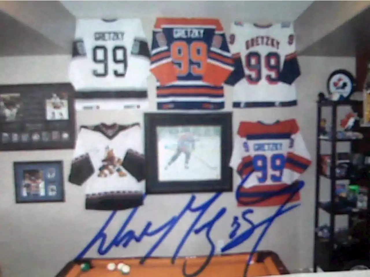 Massive quantity of Gretzky memorabilia stolen from Sask. storage