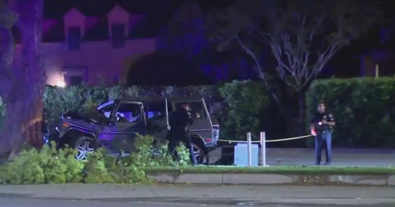 One hurt after SUV slams into tree in San Marino