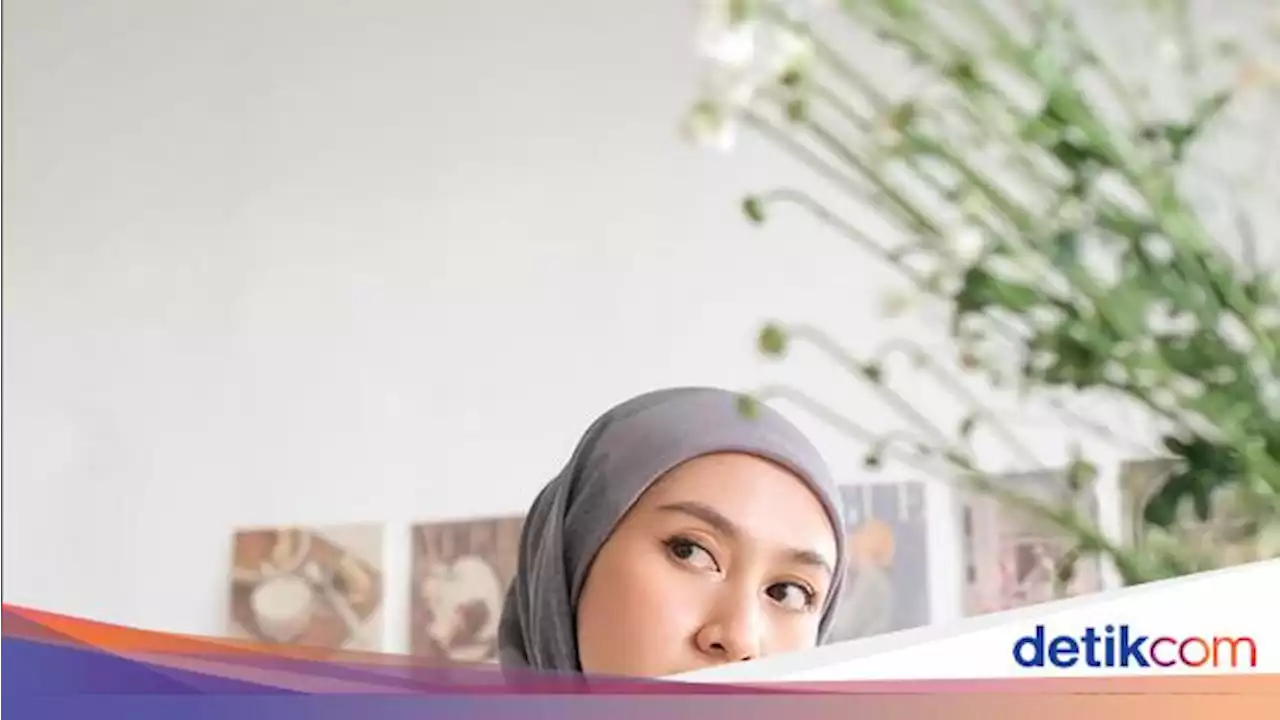 5 Tutorial Hijab Segi Empat Motif Bikin Pipi Tirus Cocok untuk Bukber