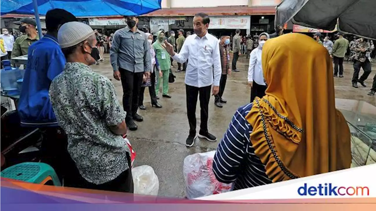 Jokowi Sapa Pedagang dan Bagi BLT di Pasar Angso Duo Jambi