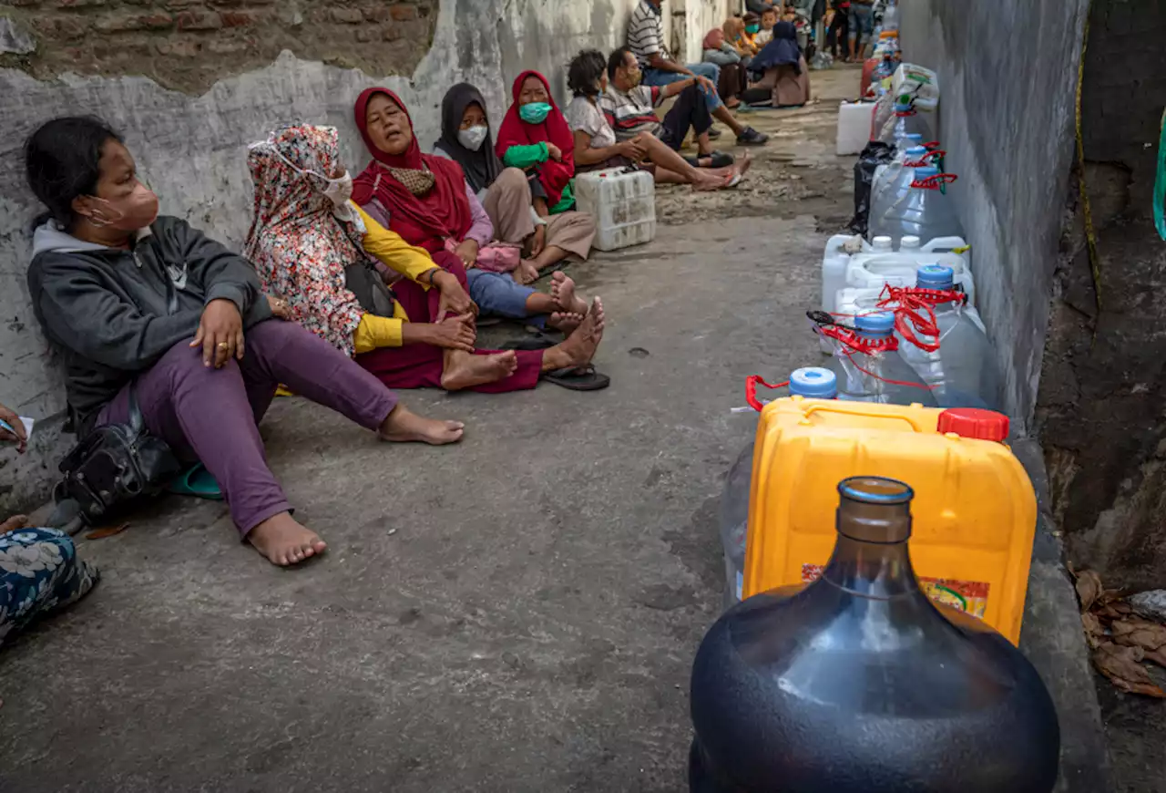 Warga Rela Antre 10 Jam untuk Mendapatkan Minyak Goreng Curah