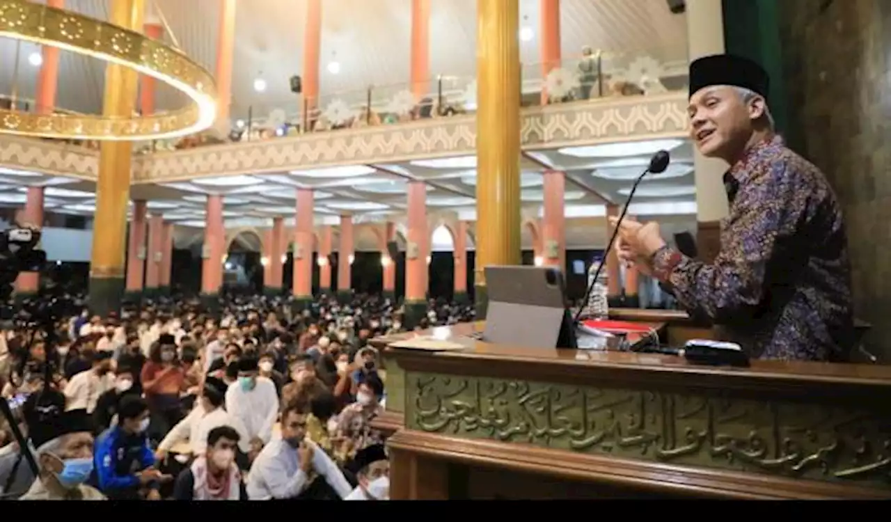 Ganjar Bahas Keluhan Warga Saat Ceramah Tarawih di UGM, Termasuk Minyak Goreng