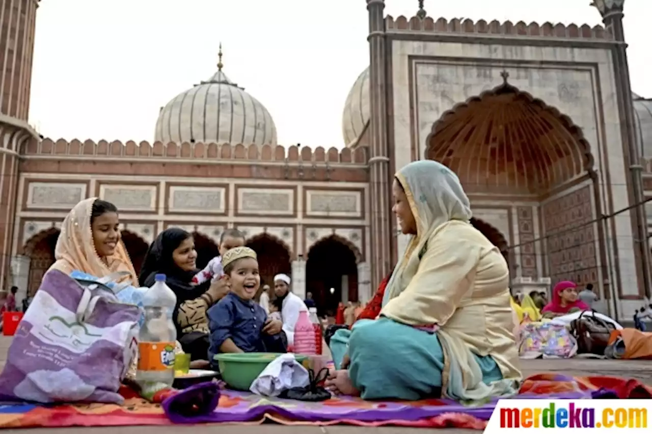 Foto : Kehangatan Muslim India Menunggu Buka Puasa di Masjid Jama | merdeka.com