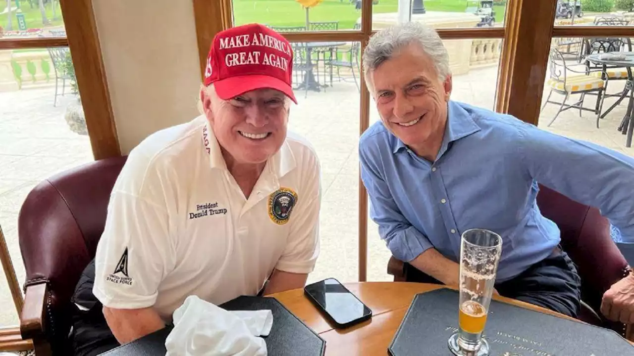 La foto de Mauricio Macri tomando una cerveza con Donald Trump en Miami