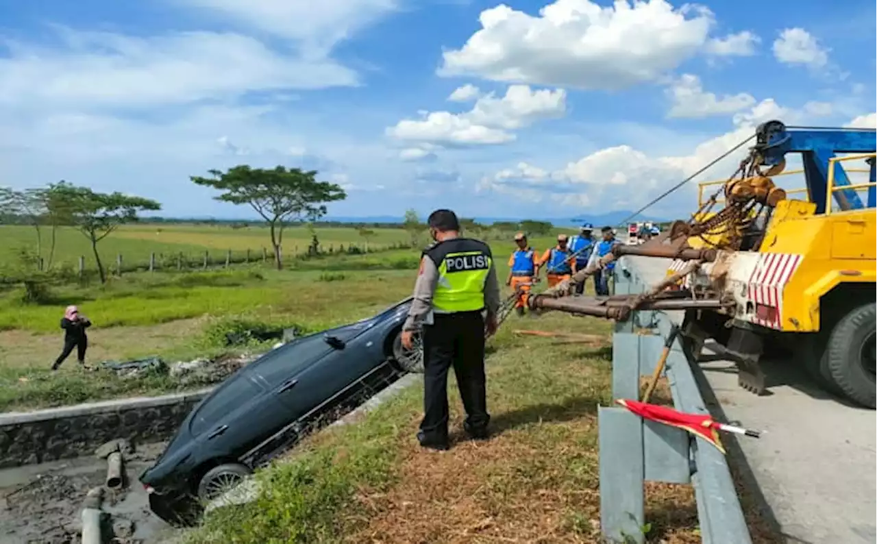 Kecelakaan di Tol Madiun, Mobil Anggota DPRD Kediri Nyemplung di Parit