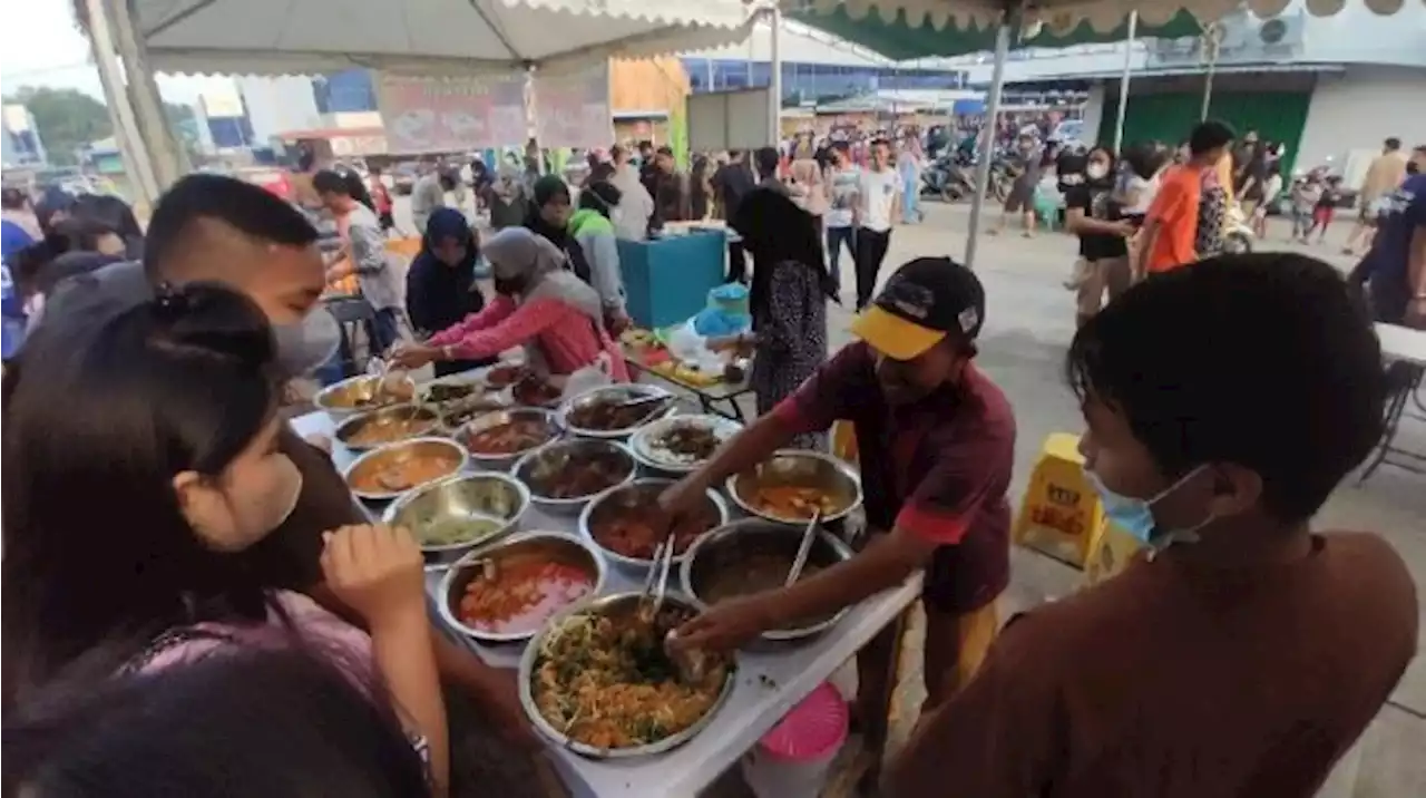 Antusiasme Masyarakat Batam Berburu Takjil di Pasar Ramadan