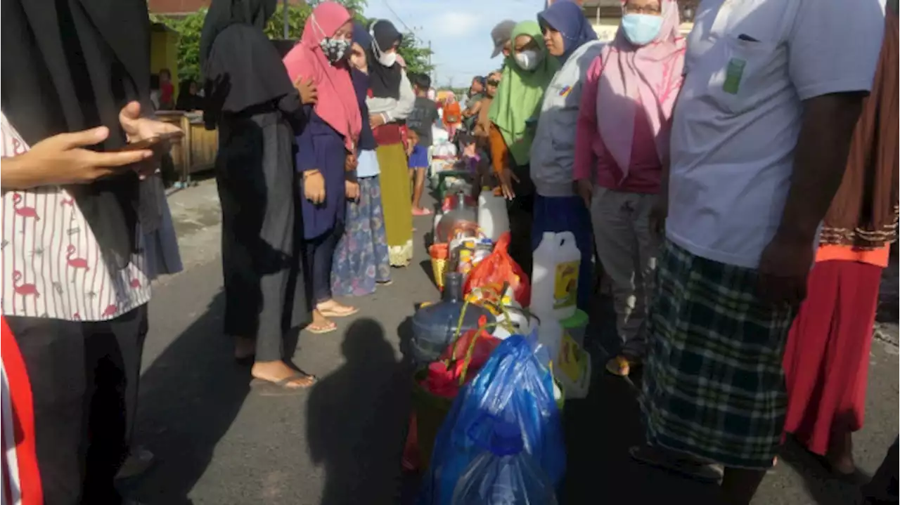 Demi Minyak Goreng Curah Murah, Ratusan Warga Antre Berjam-jam hingga Tutup Jalan Desa