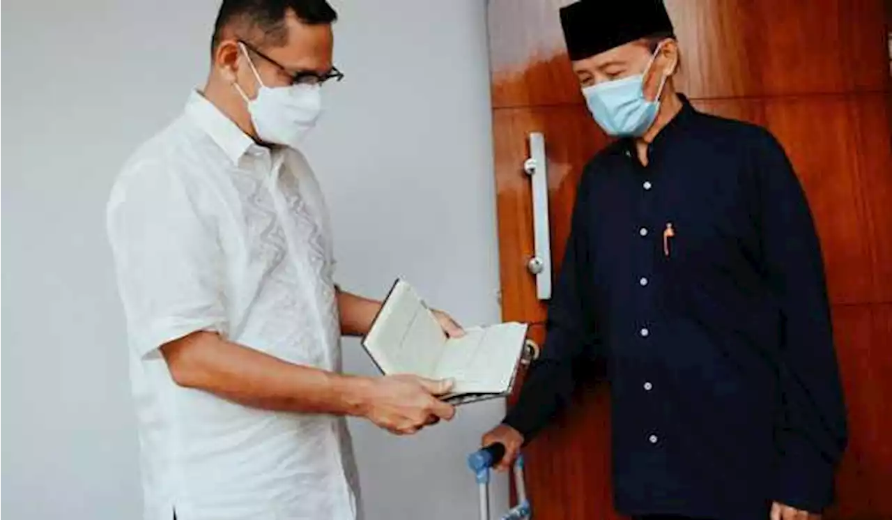 Eka Hospital Bersama Buya Syafii Maarif Wakafkan Ribuan Alquran