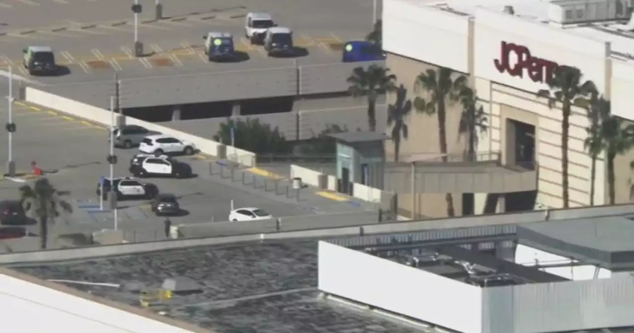 Police search for possible robbery suspects inside Northridge mall