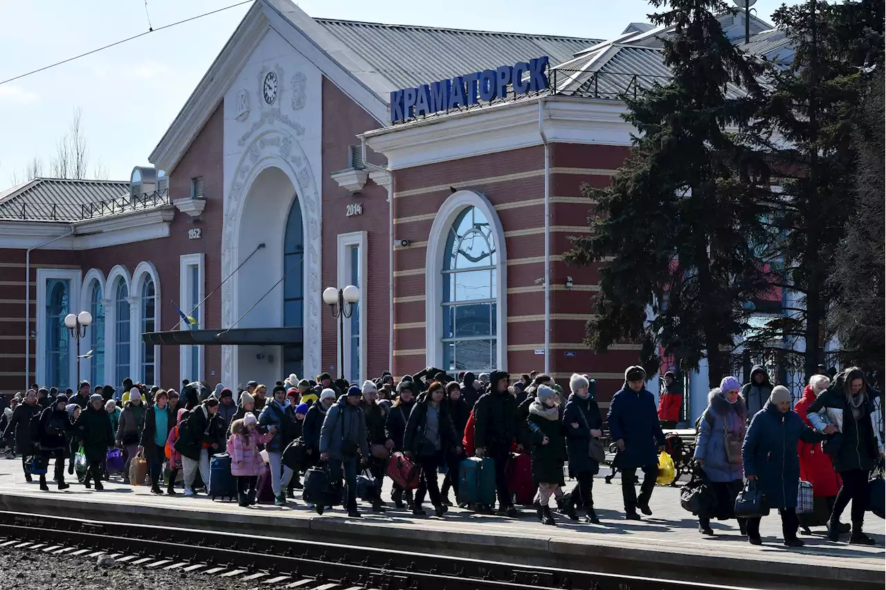 Många döda i attack mot tågstation i Ukraina