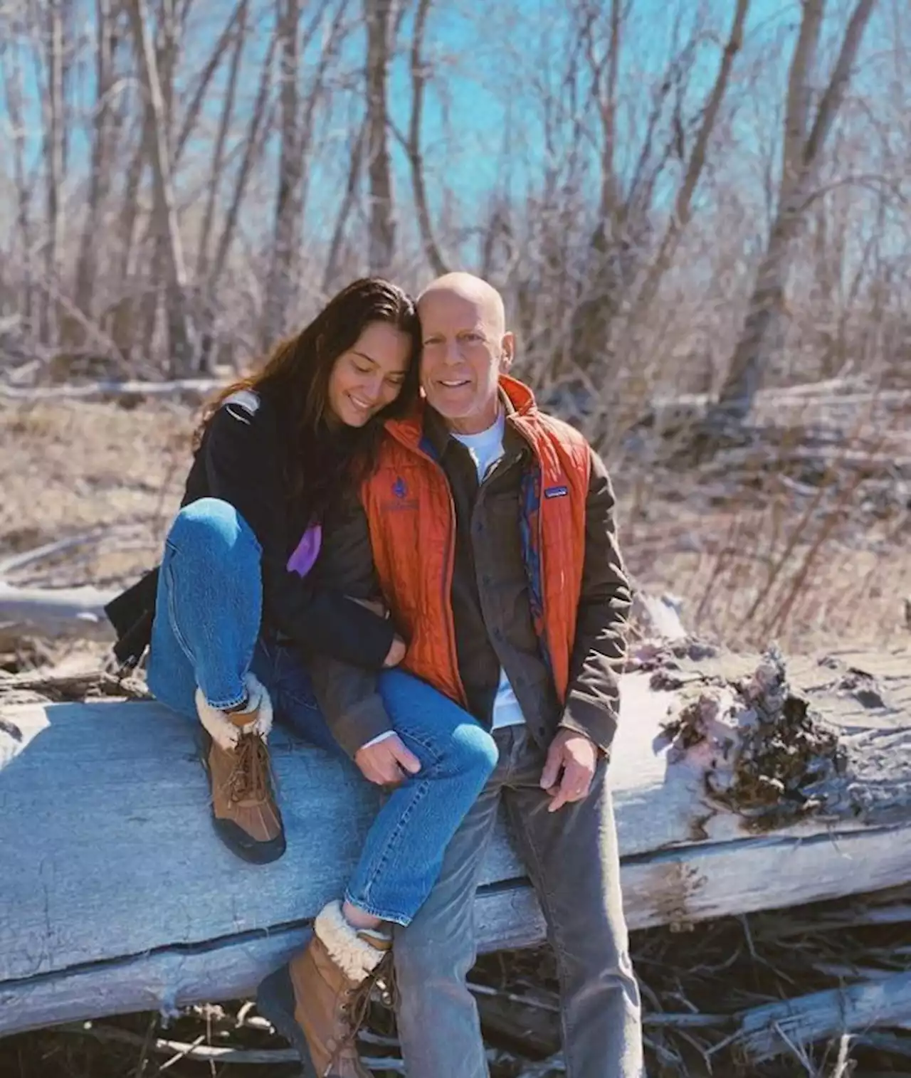 Bruce Willis tout sourire en forêt dans ce cliché, le premier depuis l'annonce de sa maladie