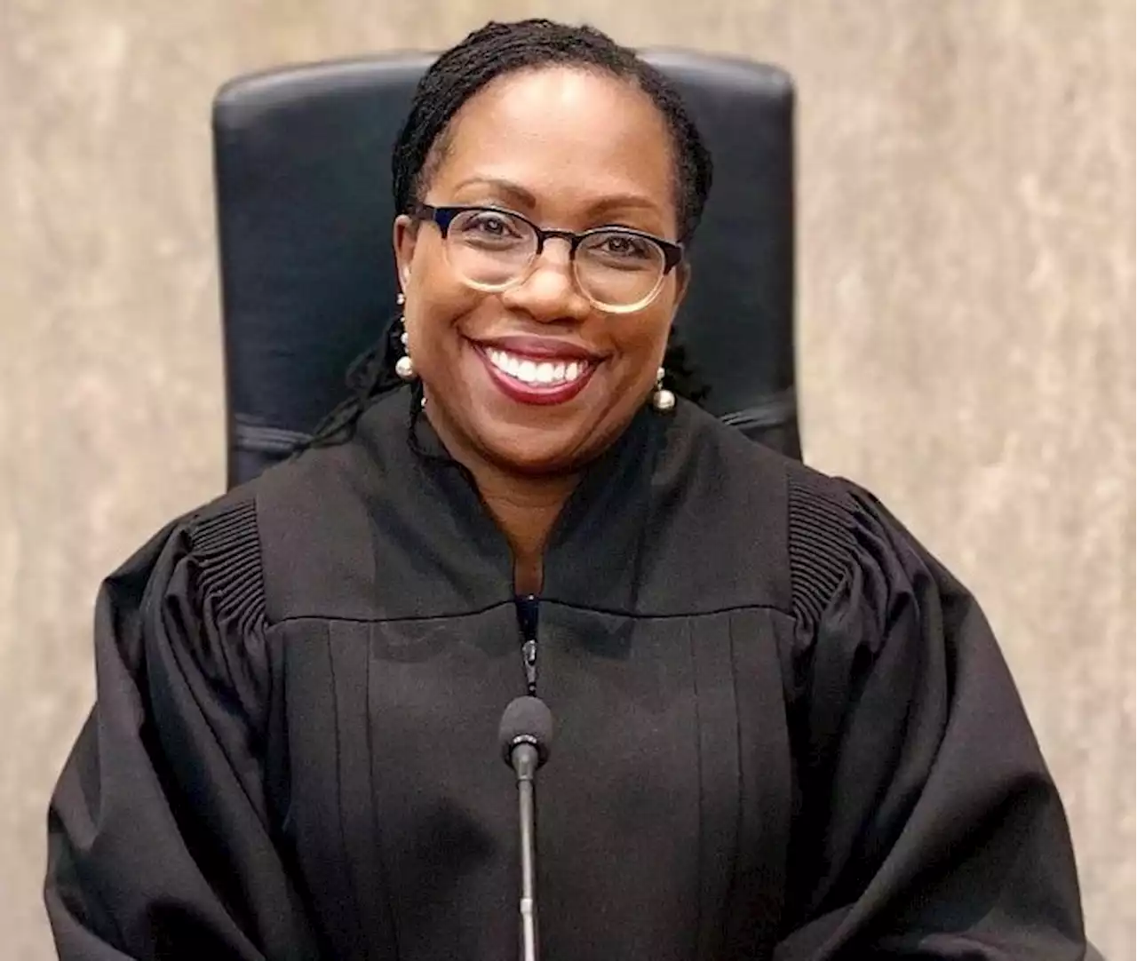 Obamas, students cheer high court's 1st Black female justice - New York Amsterdam News