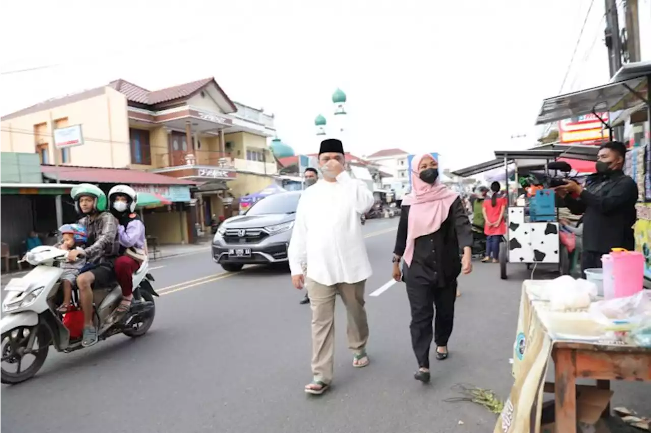 Berbagi Berkah Ramadhan, Gubernur Erzaldi Berburu Takjil di Sini |Republika Online