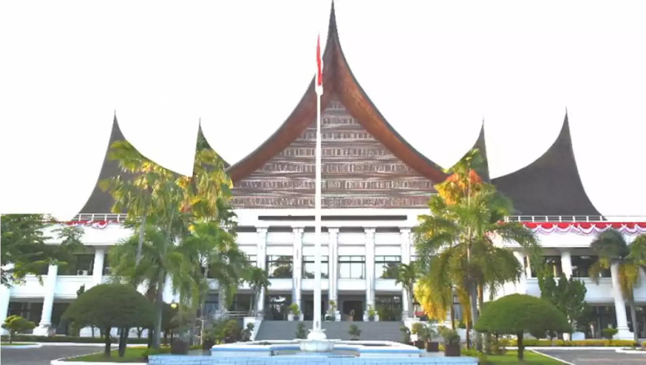 Mahasiswa Unjuk Rasa Tolak Kenaikan BBM dan Presiden Tiga Periode di DPRD Sumbar |Republika Online