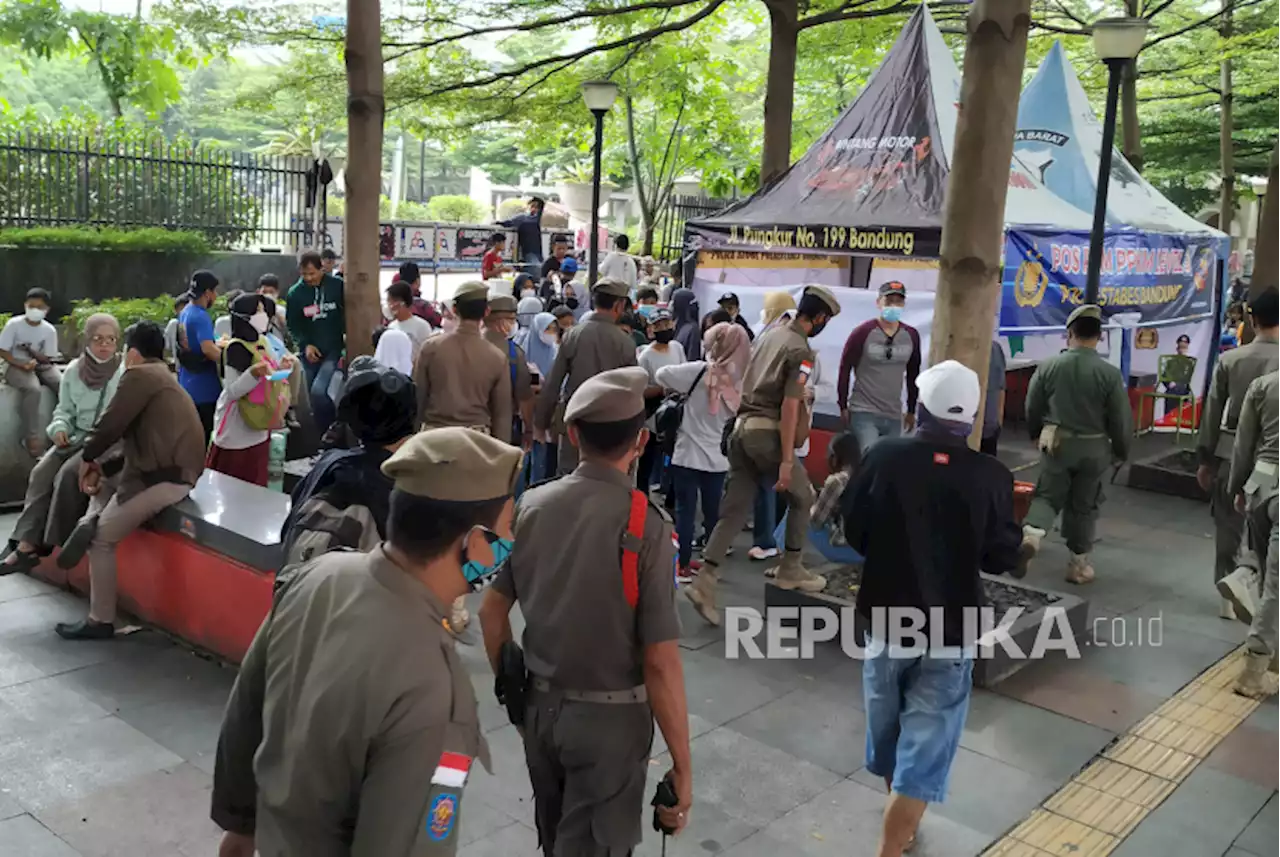 Satpol PP Bandung Awasi Tempat Hiburan di Akhir Pekan |Republika Online