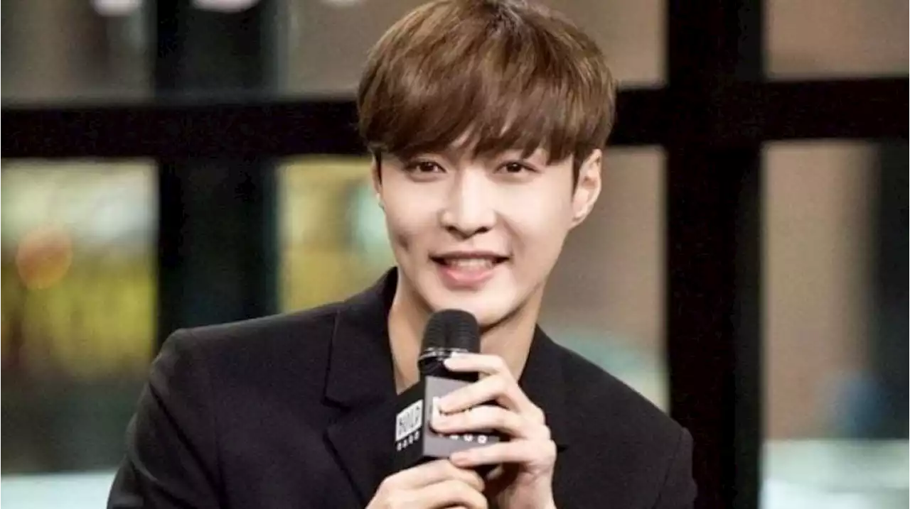 Lay EXO Keluar dari SM Entertainment