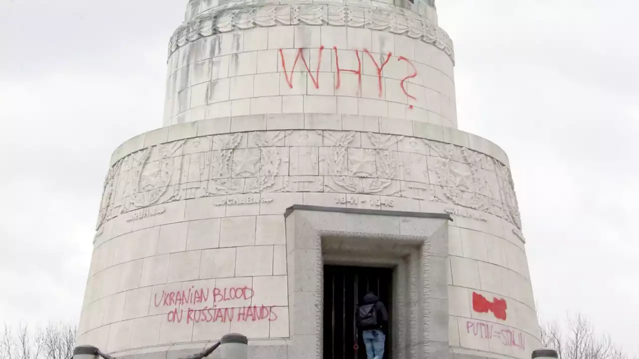 Sowjetisches Ehrenmal im Treptower Park in Berlin beschmiert