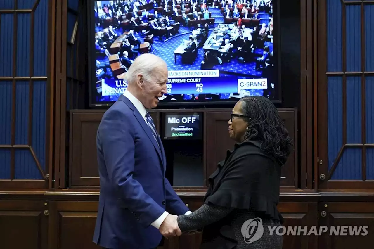 바이든, 美 첫 흑인 여성 대법관 탄생에 '진정한 변화의 순간' | 연합뉴스