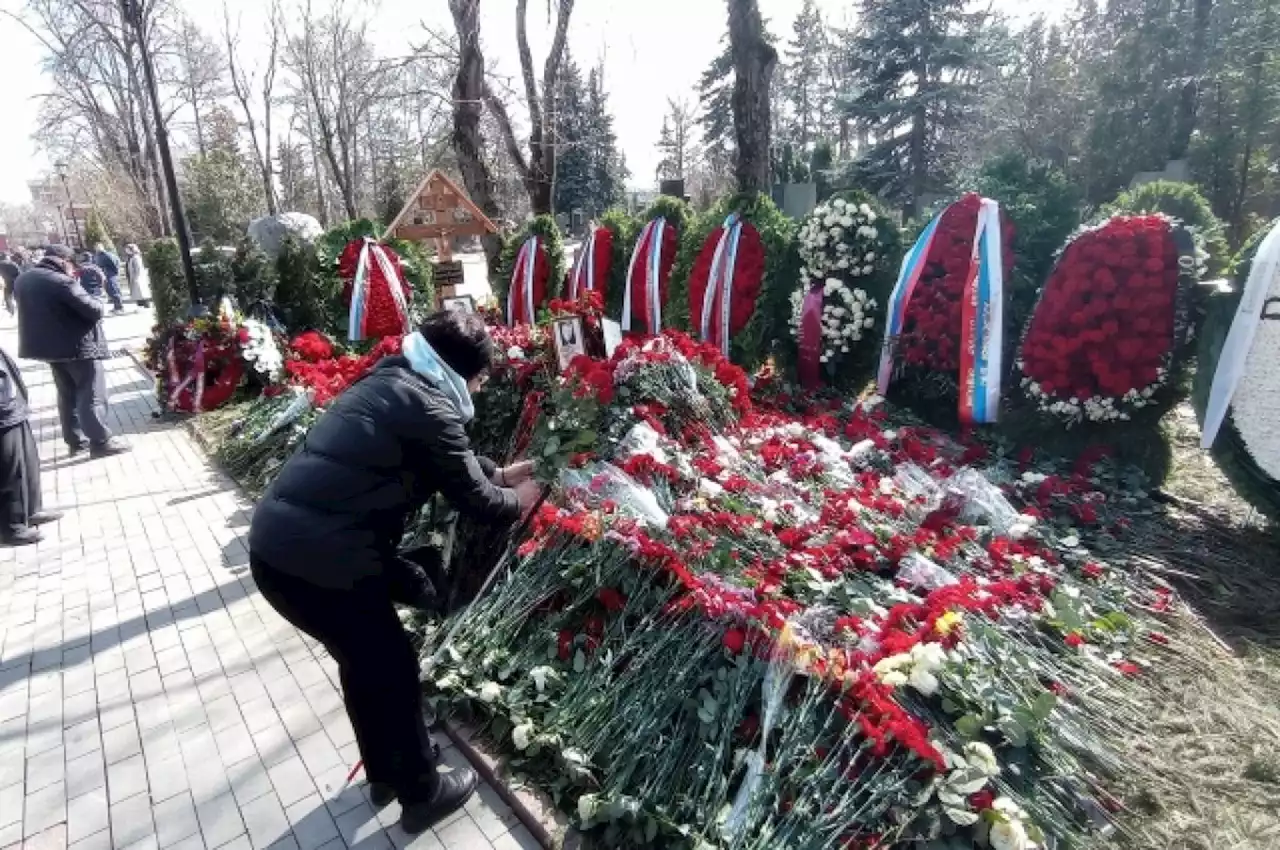 К могиле Жириновского принесли более ста венков от звезд и чиновников