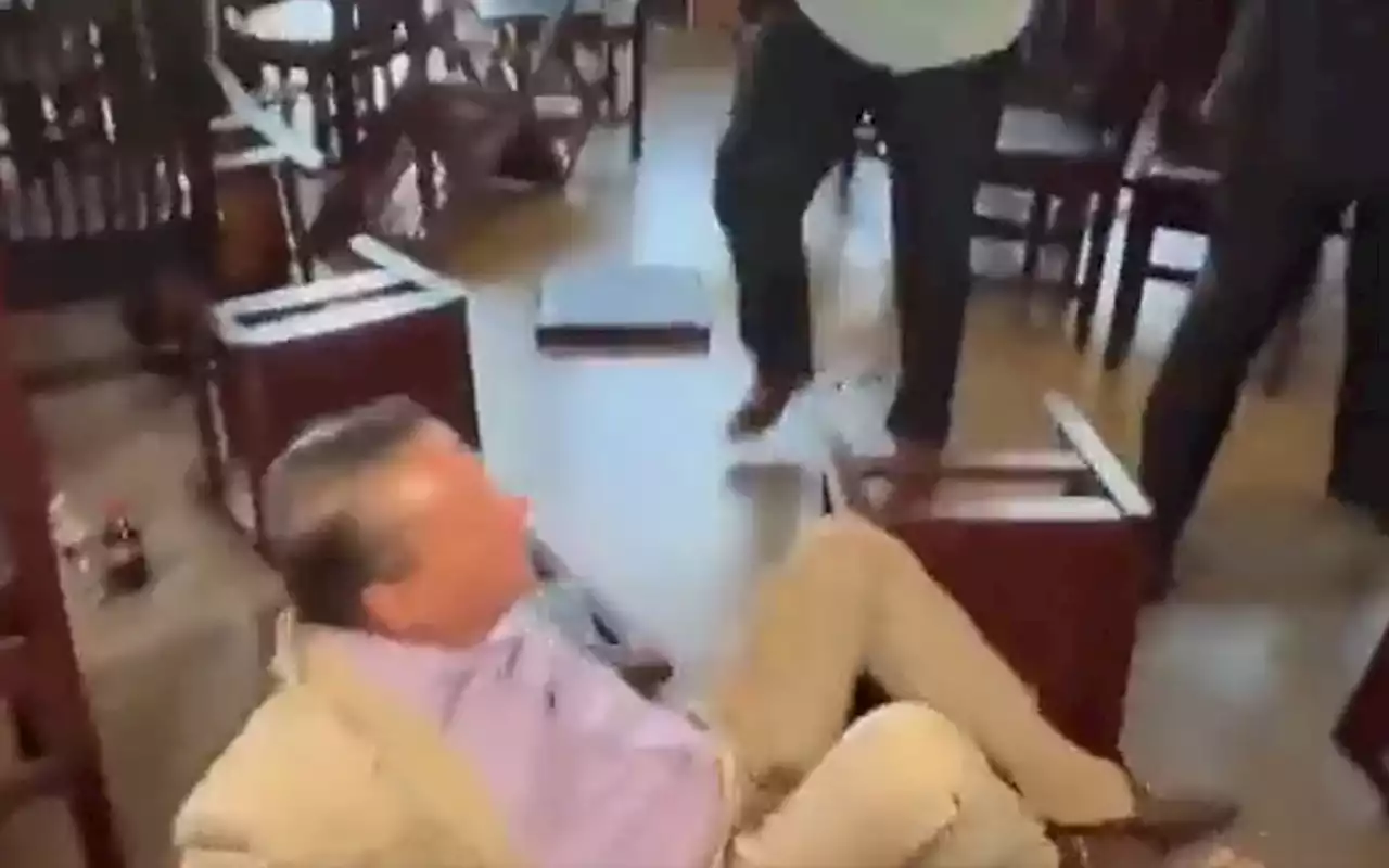 Alfredo Adame vuelve a protagonizar pelea y termina en el piso; Carlos Trejo reacciona | Videos