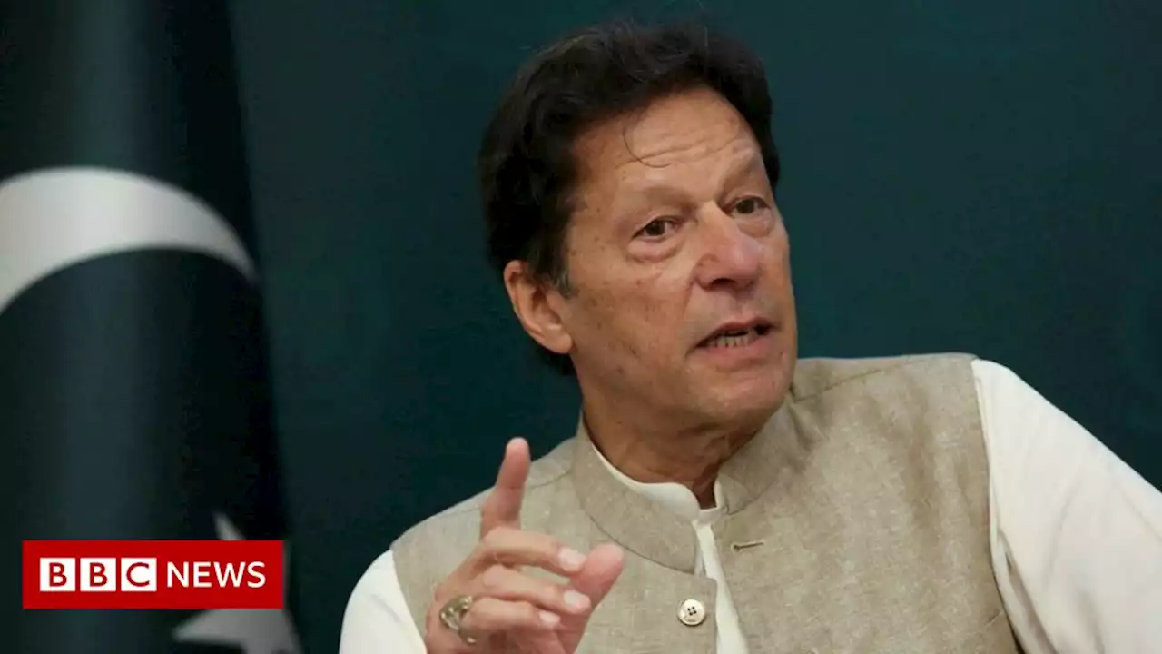 Imran Khan: Pakistan PM on brink as confidence vote looms