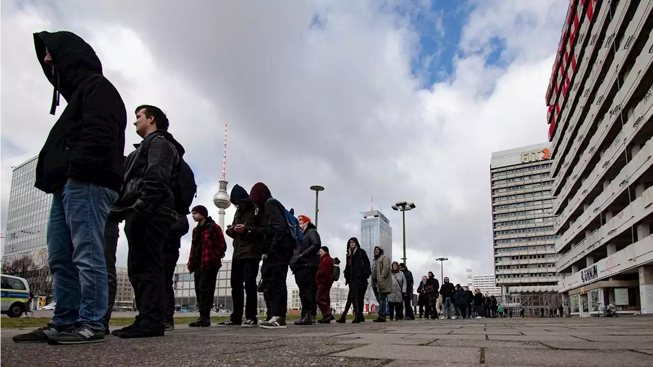 Wofür diese Berliner am Samstag ab 7.30 Uhr in der Schlange standen…