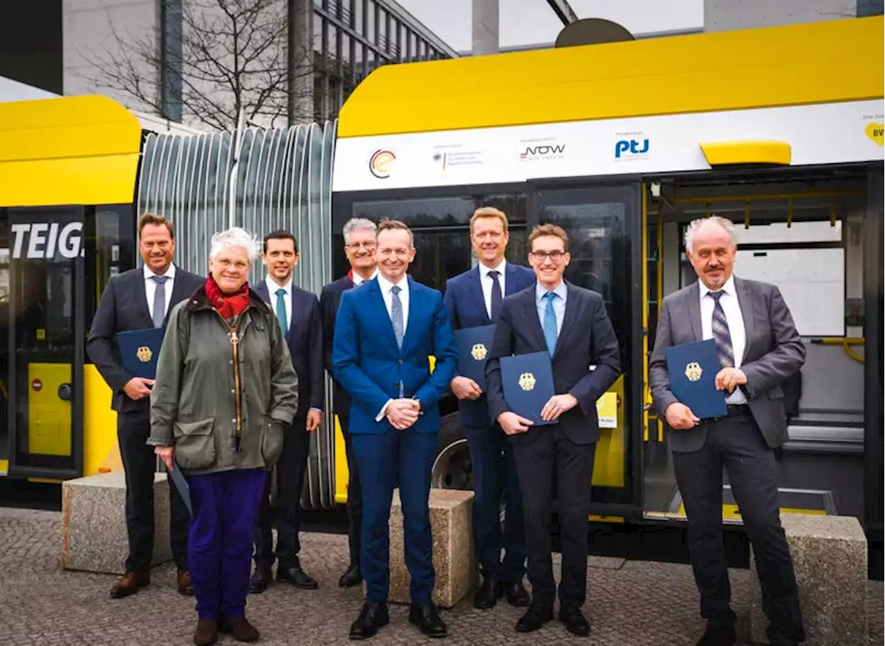 Federal Minister of Transport Hands Over Funding Notices to Transport Companies from All Over Germany